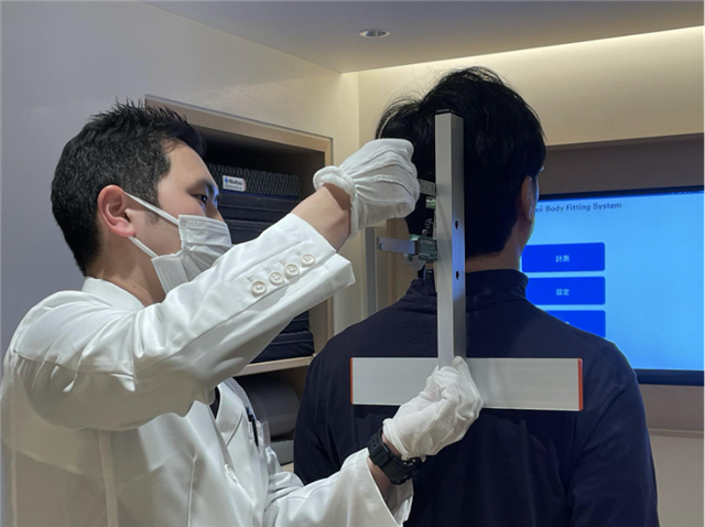 「暮らしを変えた逸品」vol.02：オーダーメイド枕の計測・フィッティング