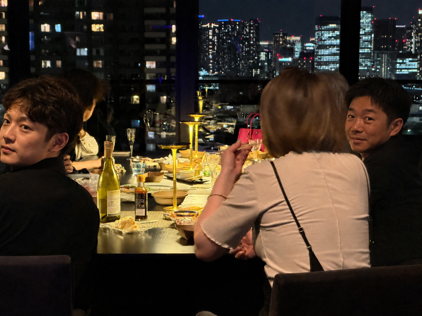 The SNACKsで会話する住民。スナック形式で自然な交流が生まれた