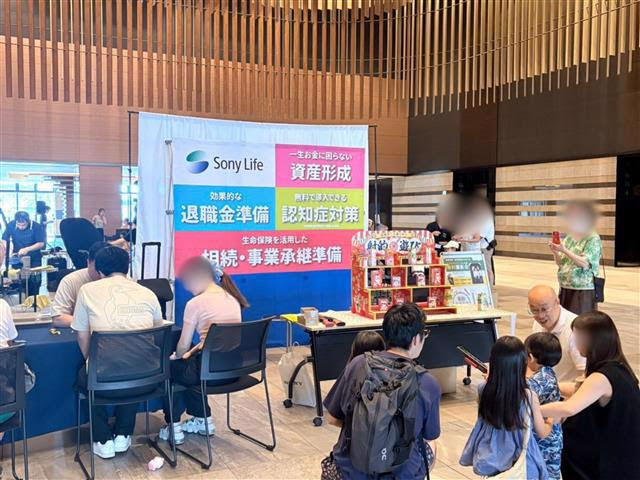 保険会社ブースでの撮影・相談コーナーの様子